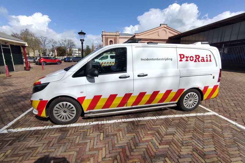 Museumlocomotief 605 van het Spoorwegmuseum herspoord door Incidentenbestrijders van ProRail